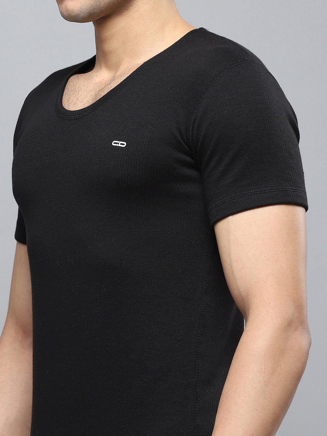 Men Black Solid Round Neck Half Sleeve Thermal Vest