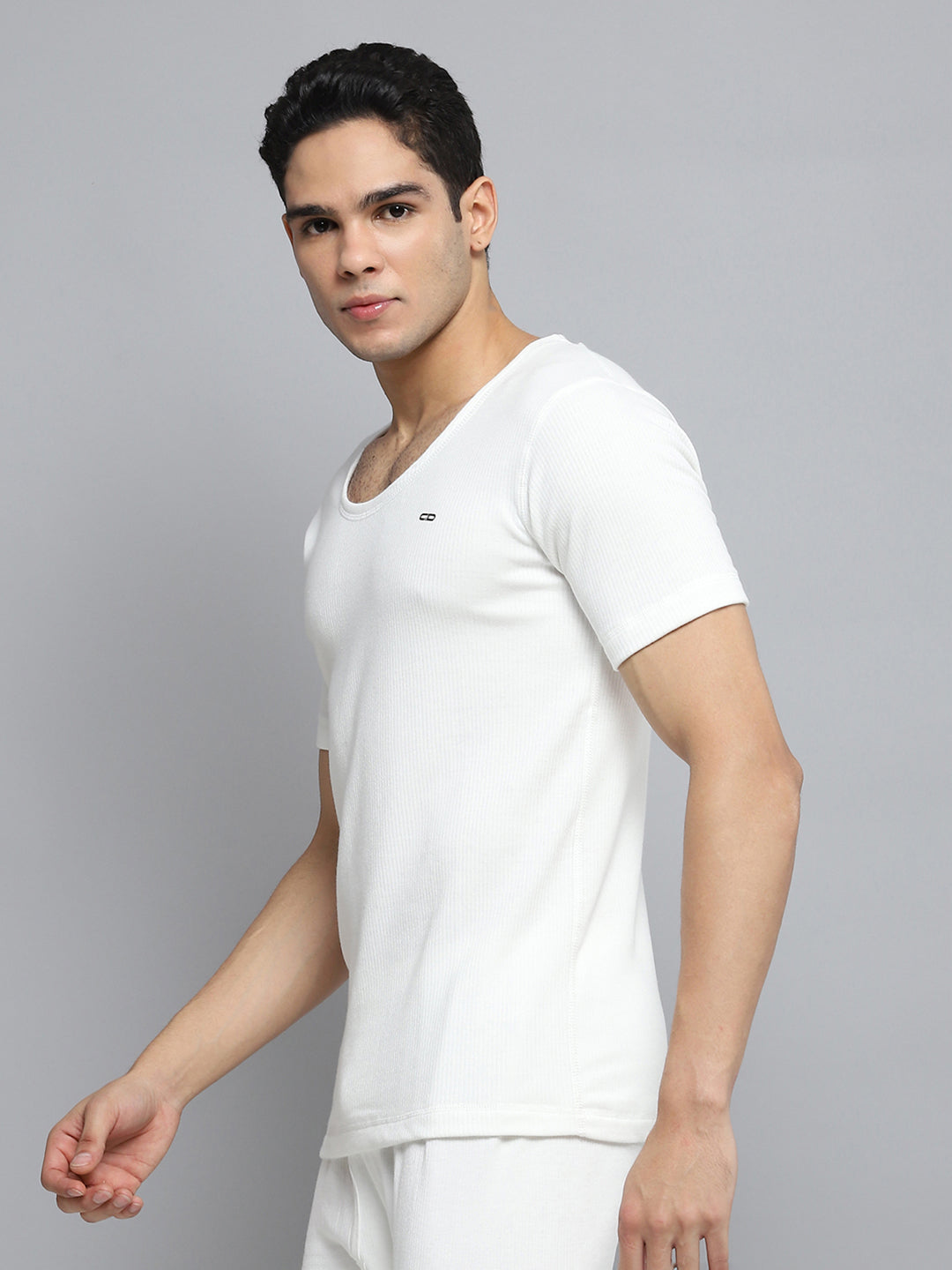 Men White Solid Round Neck Half Sleeve Thermal Vest