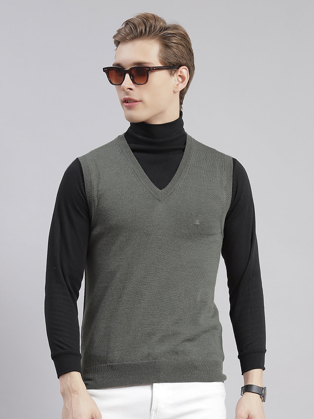 Men Olive Solid V Neck Sleeveless Sweaters/Pullovers