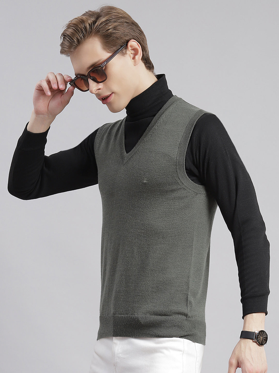 Men Olive Solid V Neck Sleeveless Sweaters/Pullovers