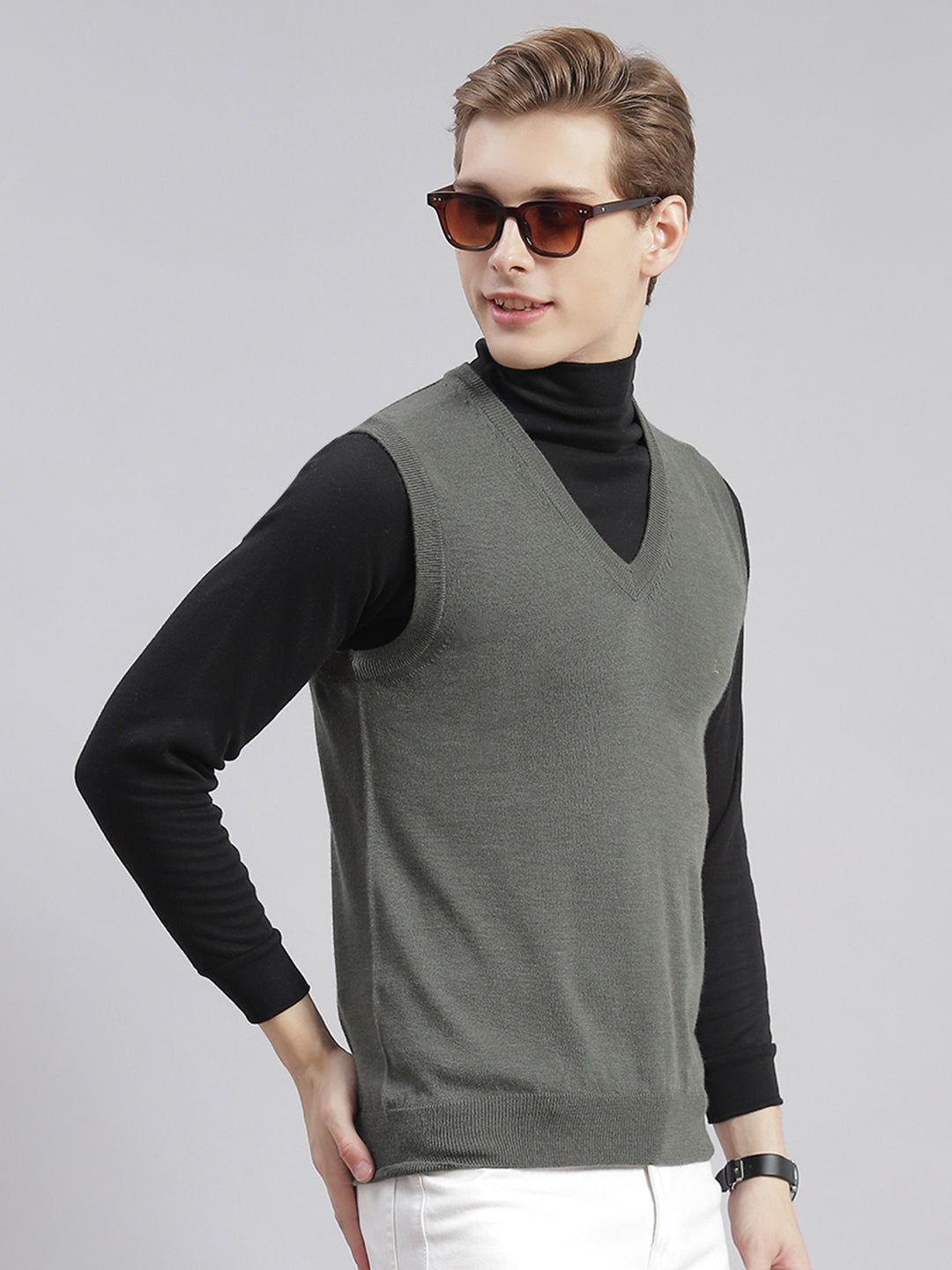 Men Olive Solid V Neck Sleeveless Sweaters/Pullovers