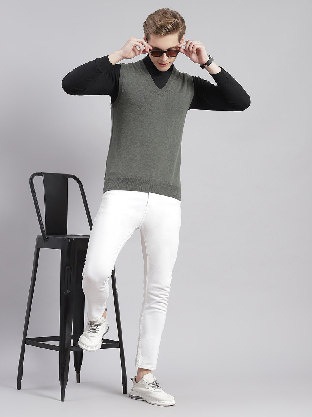 Men Olive Solid V Neck Sleeveless Sweaters/Pullovers