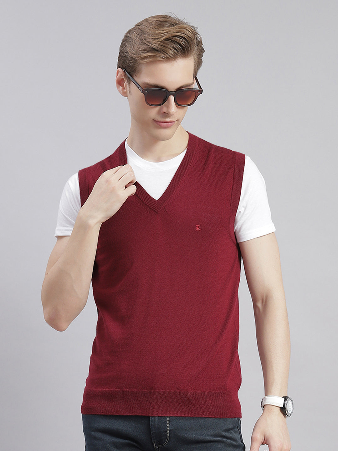 Men Maroon Solid V Neck Sleeveless Sweaters/Pullovers