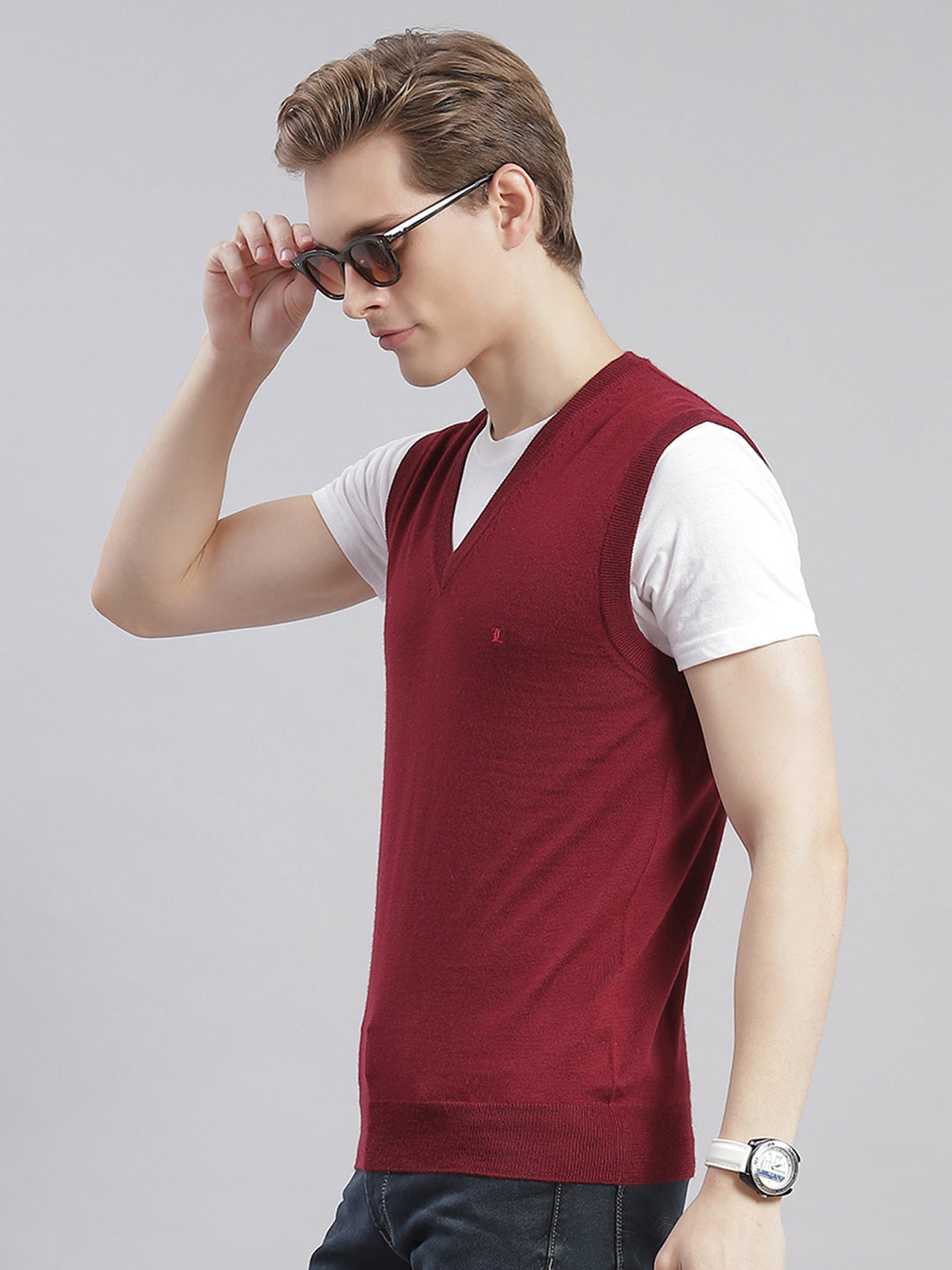 Men Maroon Solid V Neck Sleeveless Sweaters/Pullovers