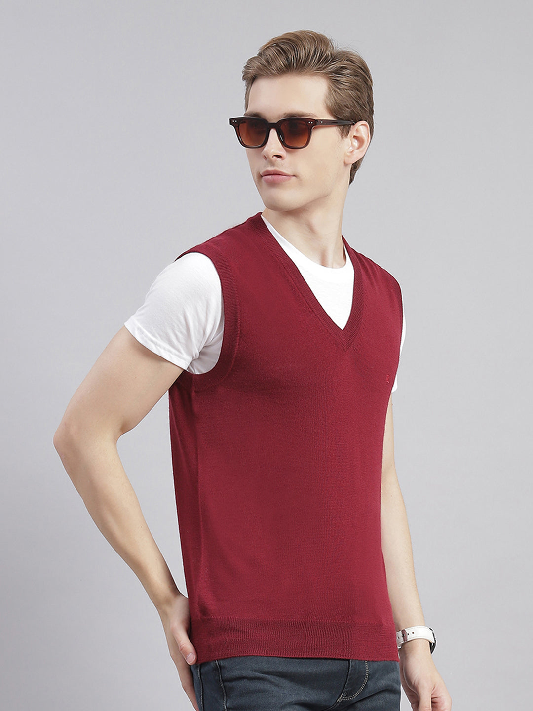 Men Maroon Solid V Neck Sleeveless Sweaters/Pullovers