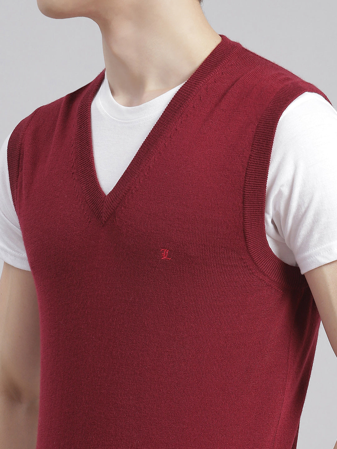 Men Maroon Solid V Neck Sleeveless Sweaters/Pullovers