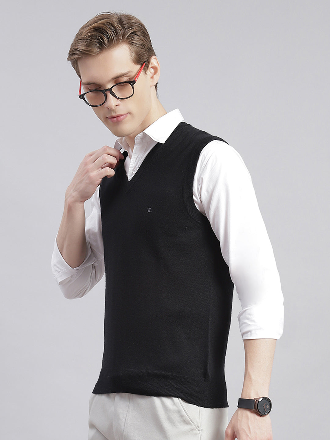 Men Black Solid V Neck Sleeveless Sweaters/Pullovers