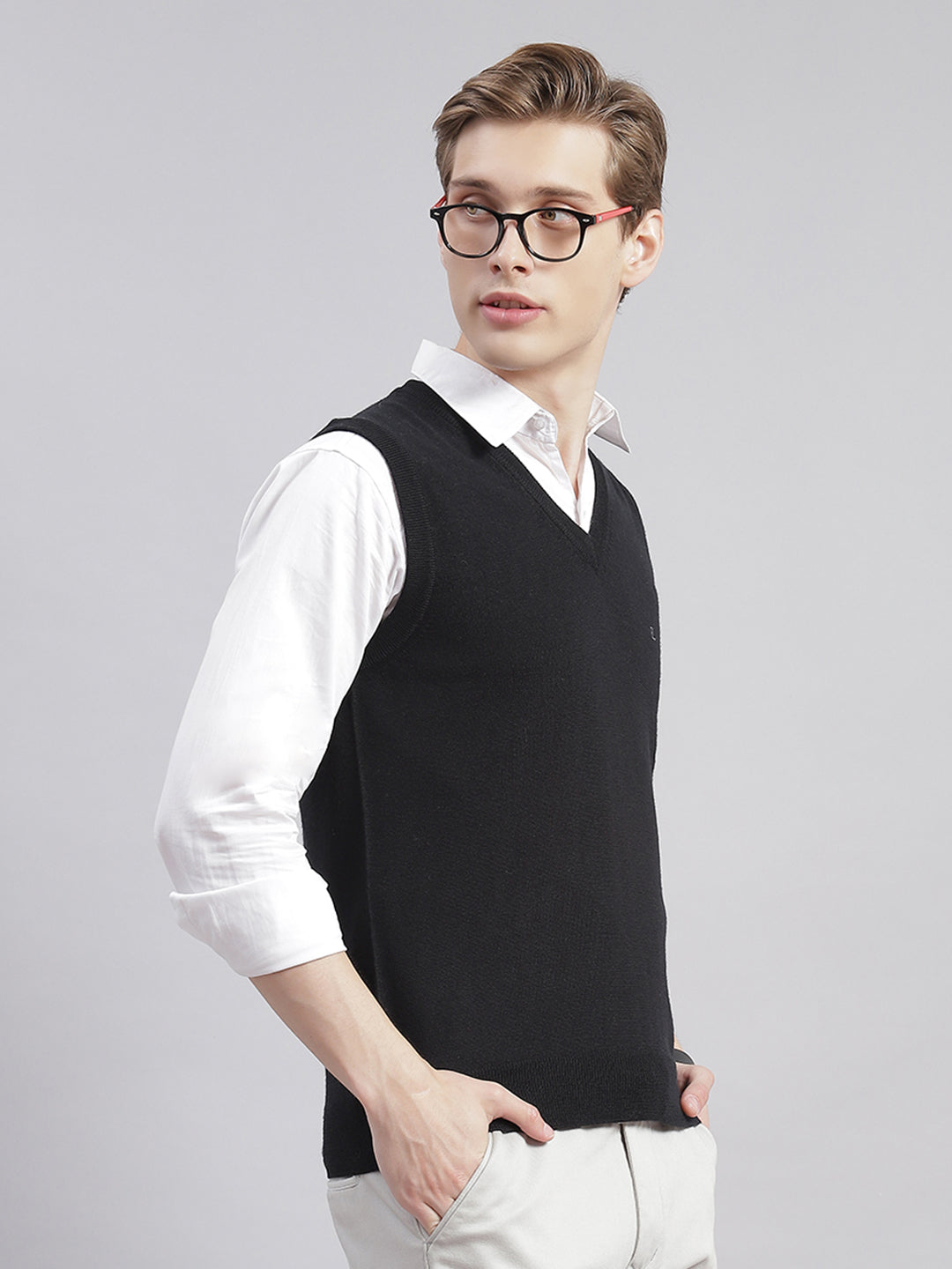 Men Black Solid V Neck Sleeveless Sweaters/Pullovers