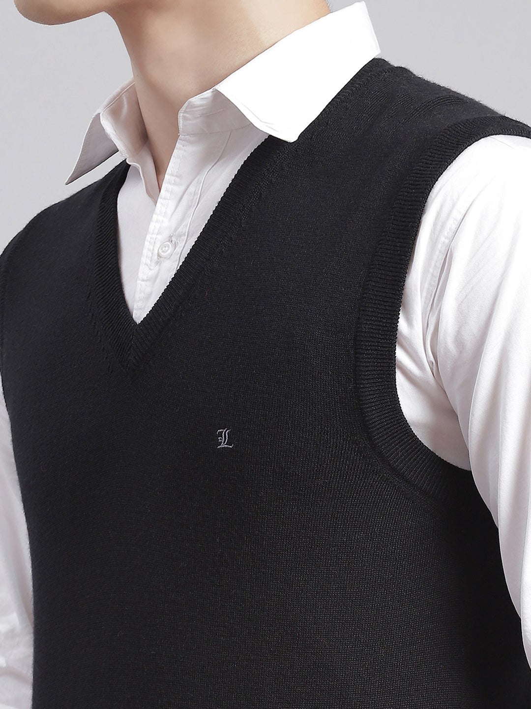 Men Black Solid V Neck Sleeveless Sweaters/Pullovers