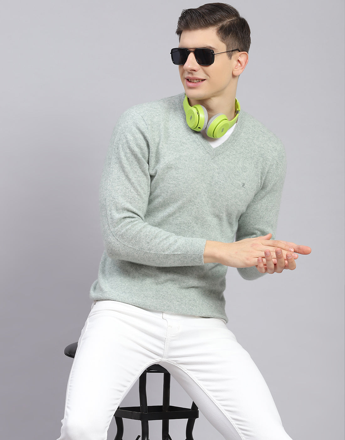 Men Green Solid V Neck Full Sleeve Sweater