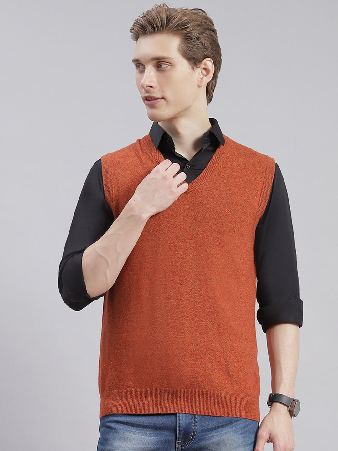 Men Rust Solid V Neck Sleeveless Sweaters/Pullovers