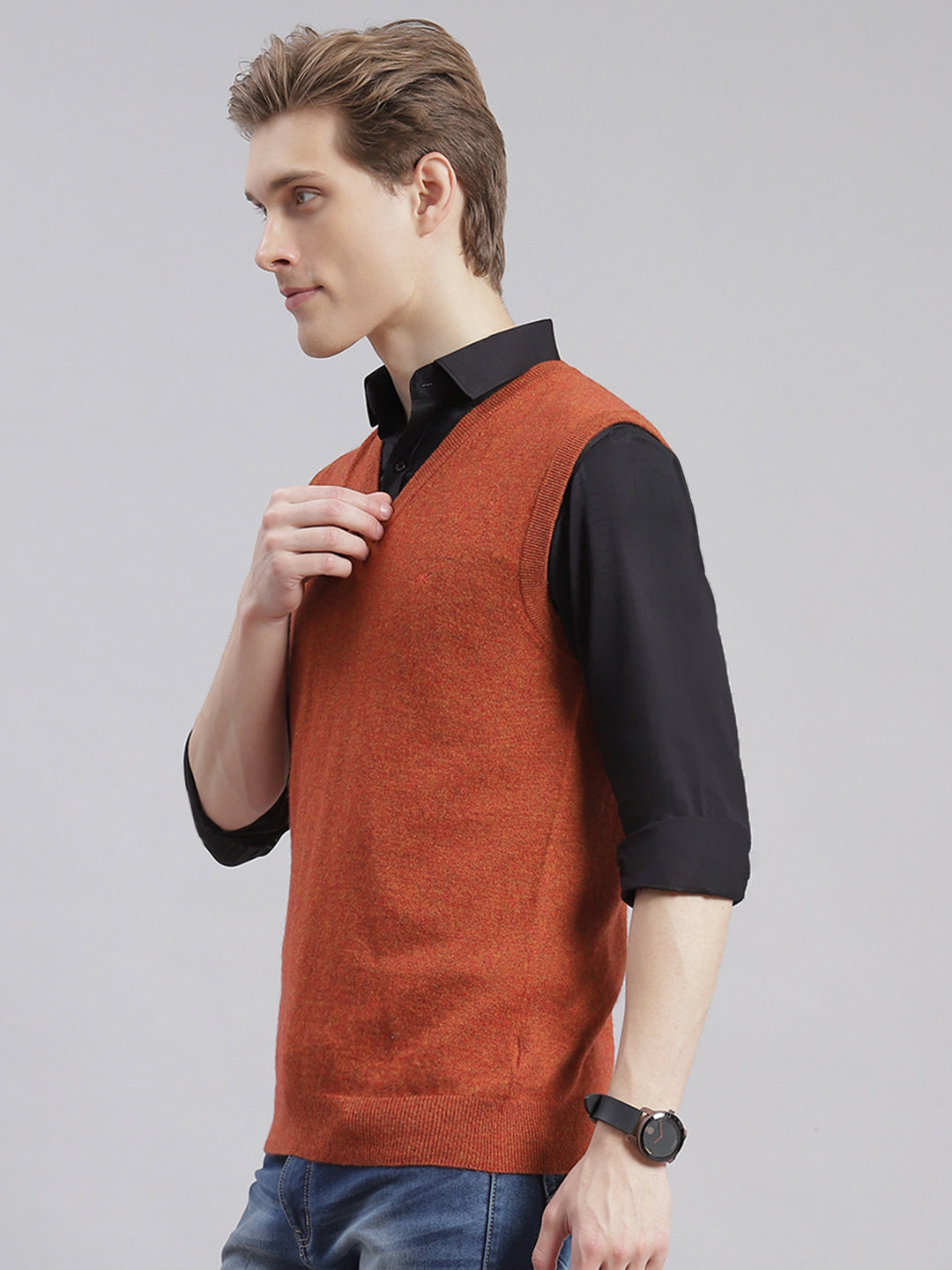 Men Rust Solid V Neck Sleeveless Sweaters/Pullovers