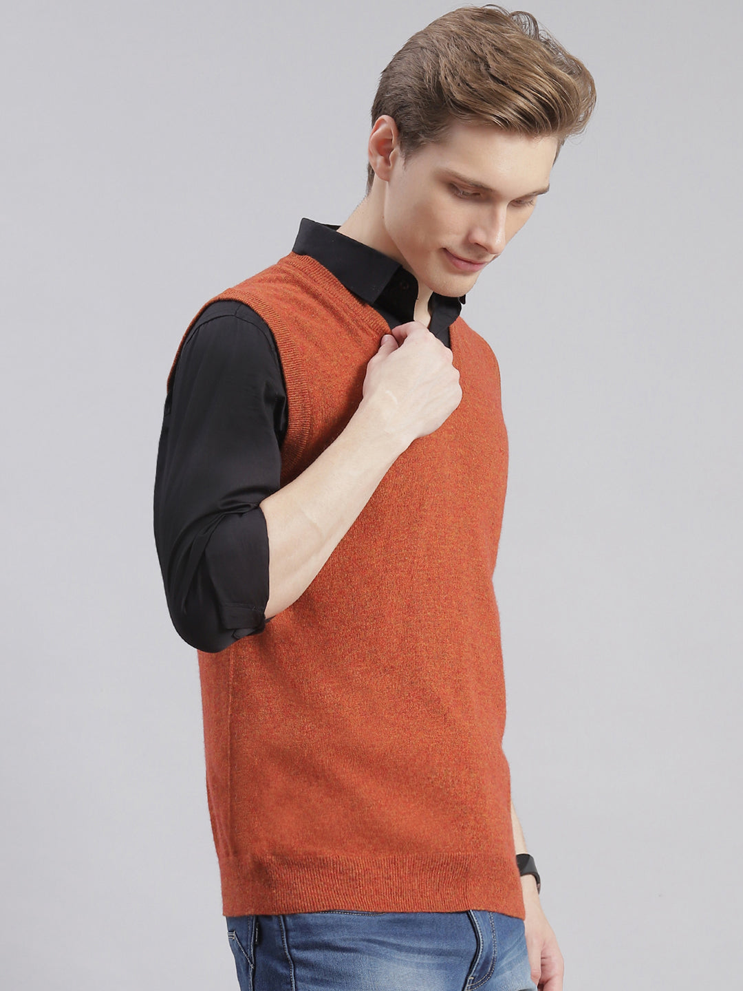 Men Rust Solid V Neck Sleeveless Sweaters/Pullovers