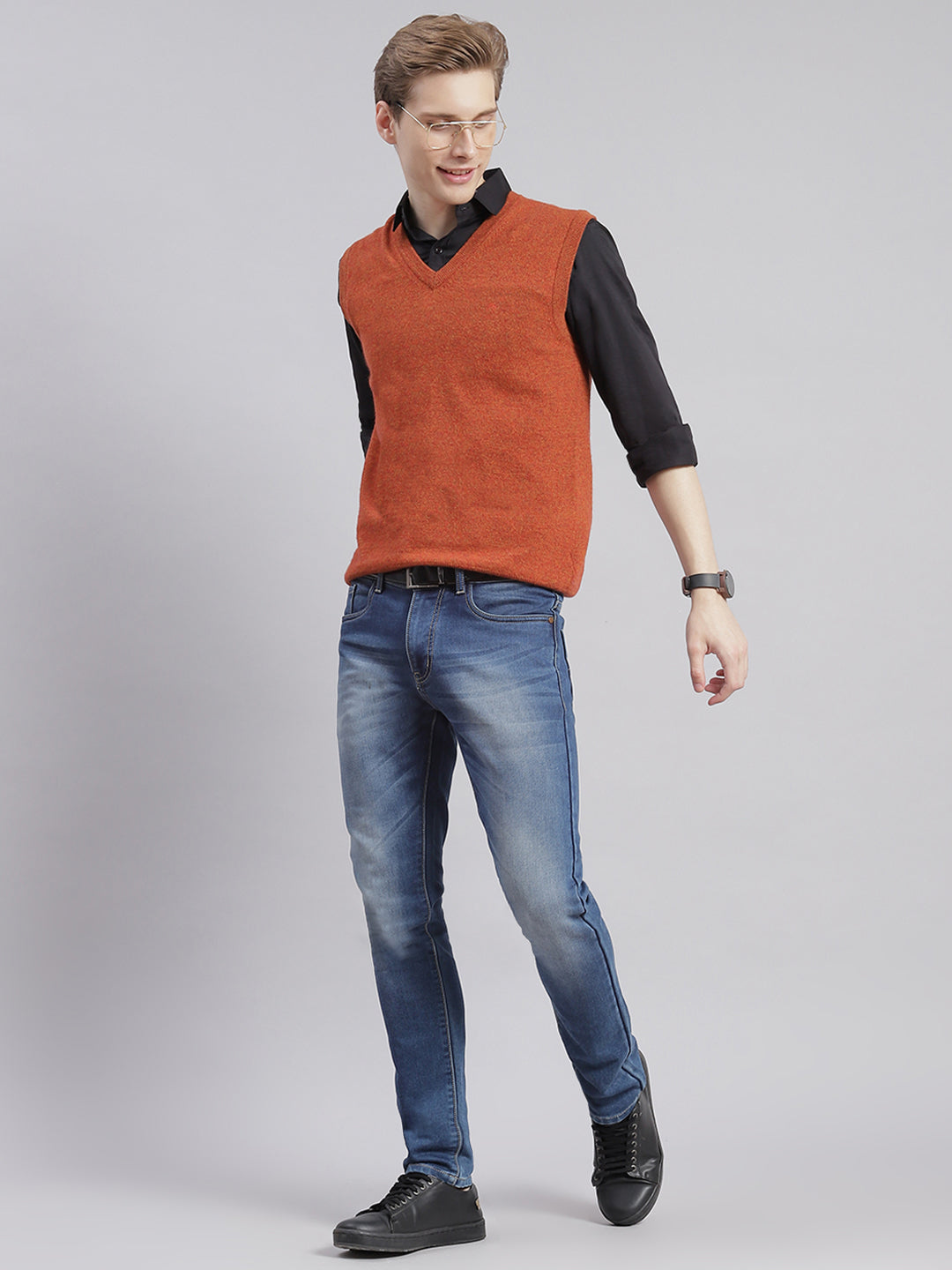 Men Rust Solid V Neck Sleeveless Sweaters/Pullovers