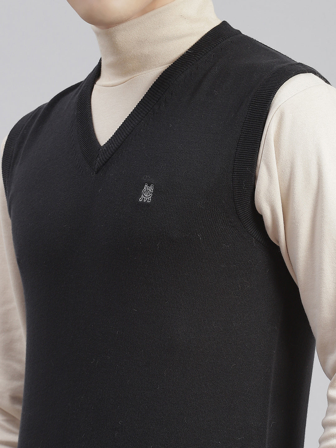 Men Black Solid V Neck Sleeveless Sweaters/Pullovers