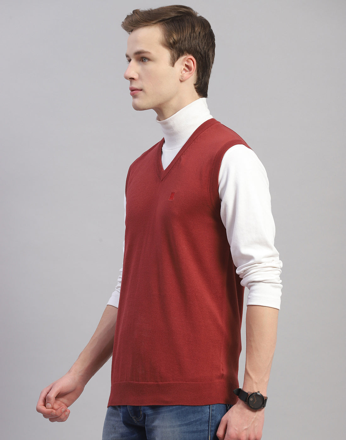 Men Rust Solid V Neck Sleeveless Sweater