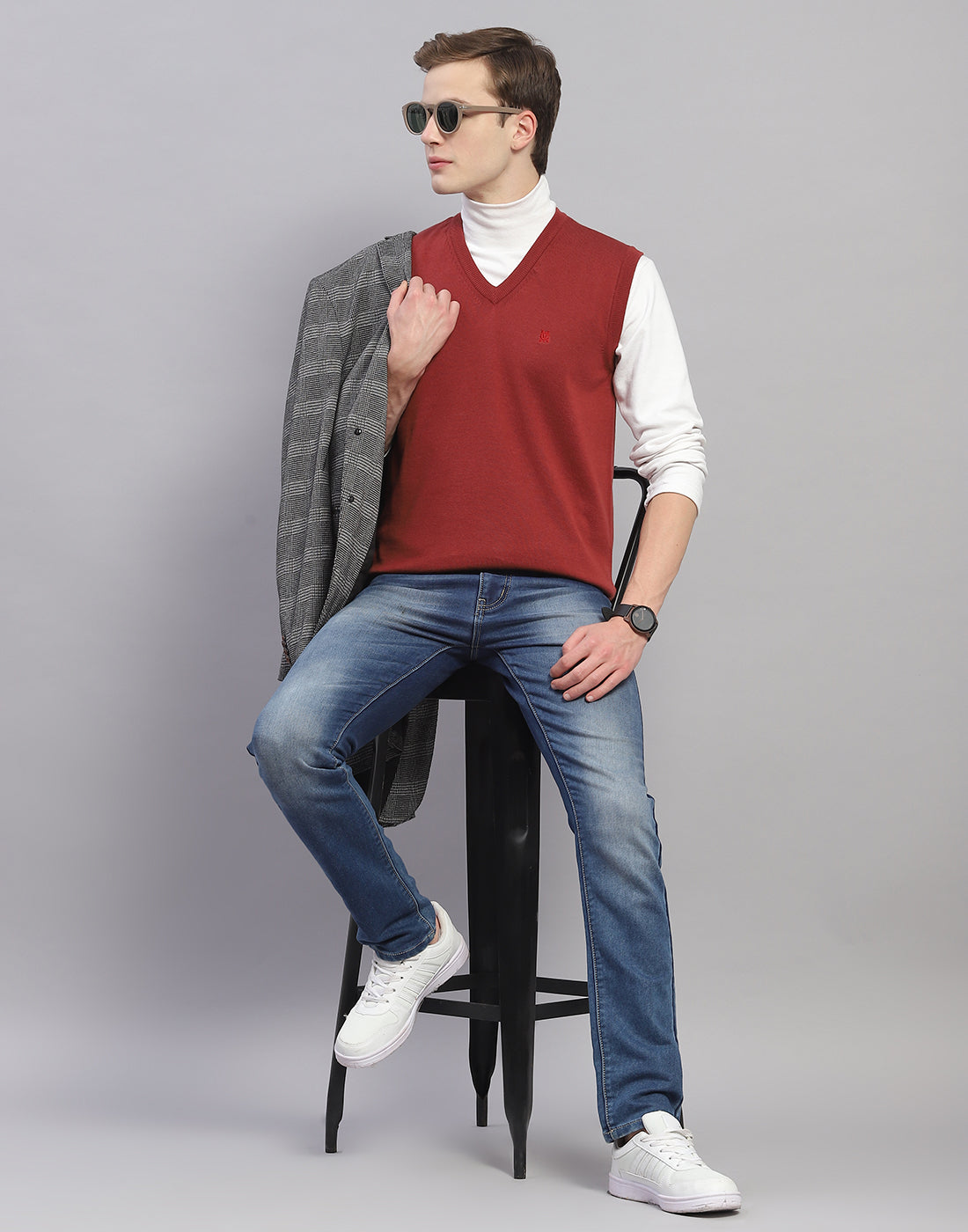 Men Rust Solid V Neck Sleeveless Sweater