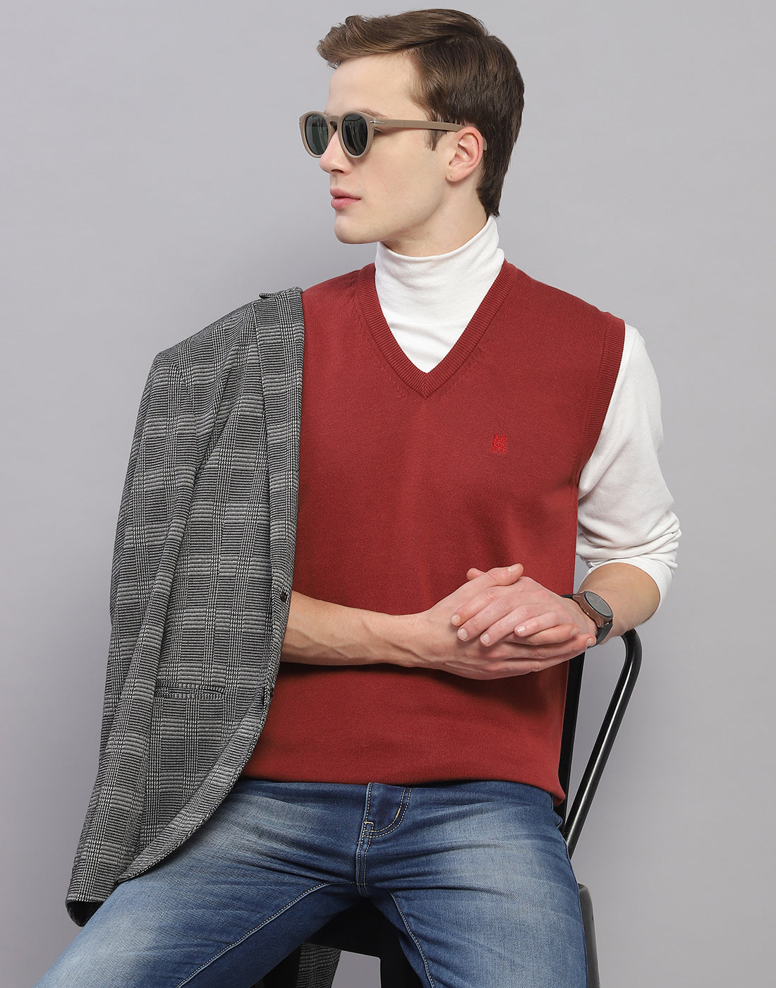 Men Rust Solid V Neck Sleeveless Sweater