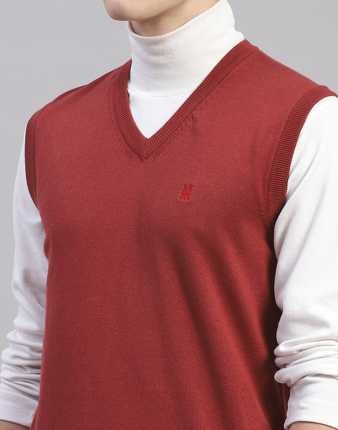 Men Rust Solid V Neck Sleeveless Sweater