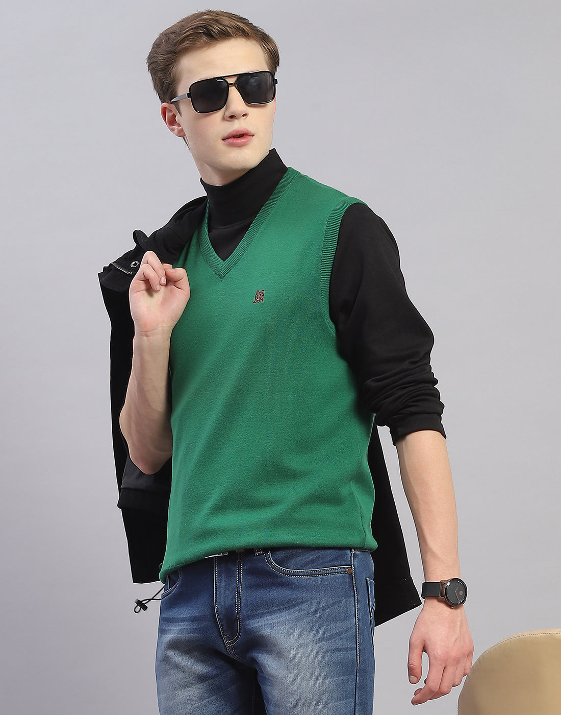 Men Green Solid V Neck Sleeveless Sweater