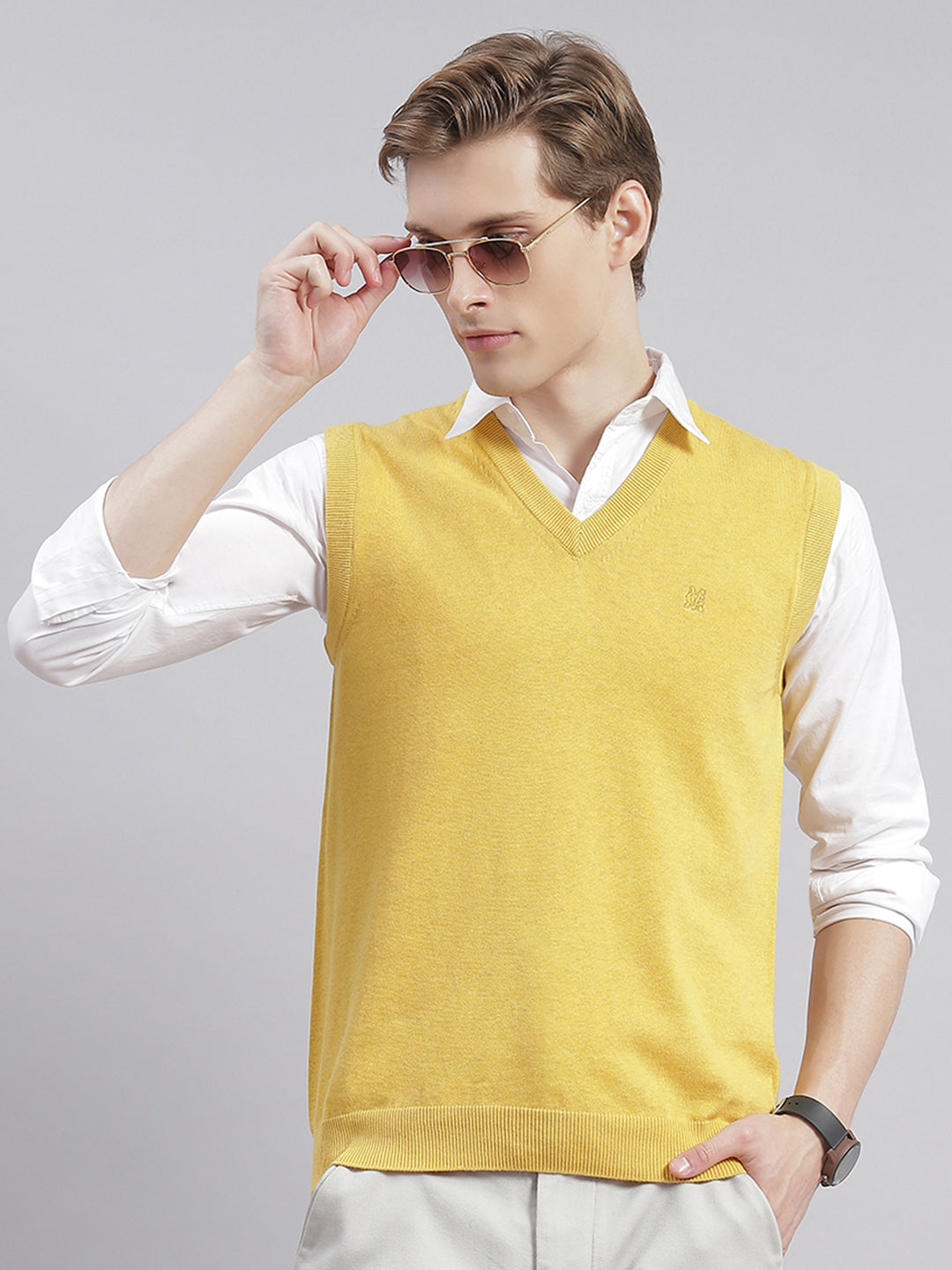 Men Yellow Solid V Neck Sleeveless Sweaters/Pullovers