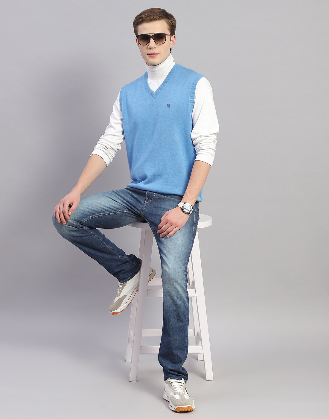 Men Blue Solid V Neck Sleeveless Sweater