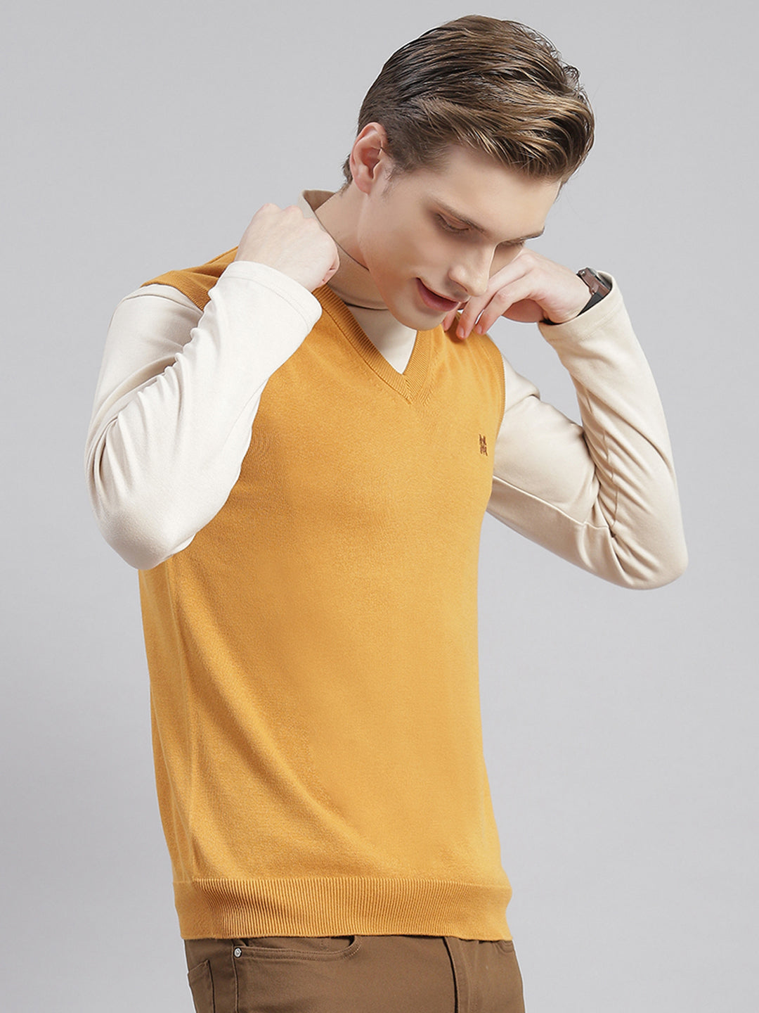 Men Brown Solid V Neck Sleeveless Sweaters/Pullovers