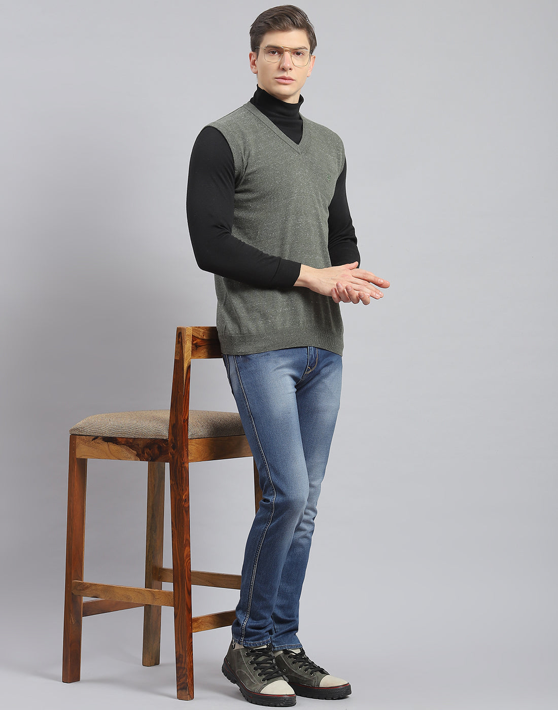 Men Olive Solid V Neck Sleeveless Sweater