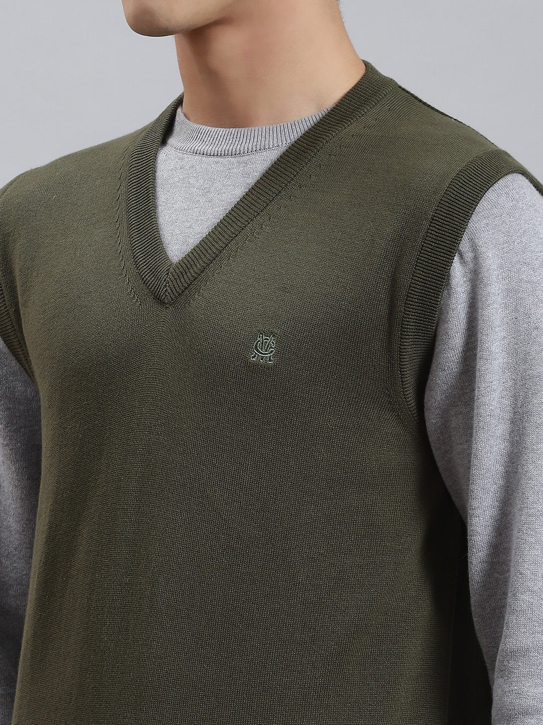 Men Olive Solid V Neck Sleeveless Sweaters/Pullovers