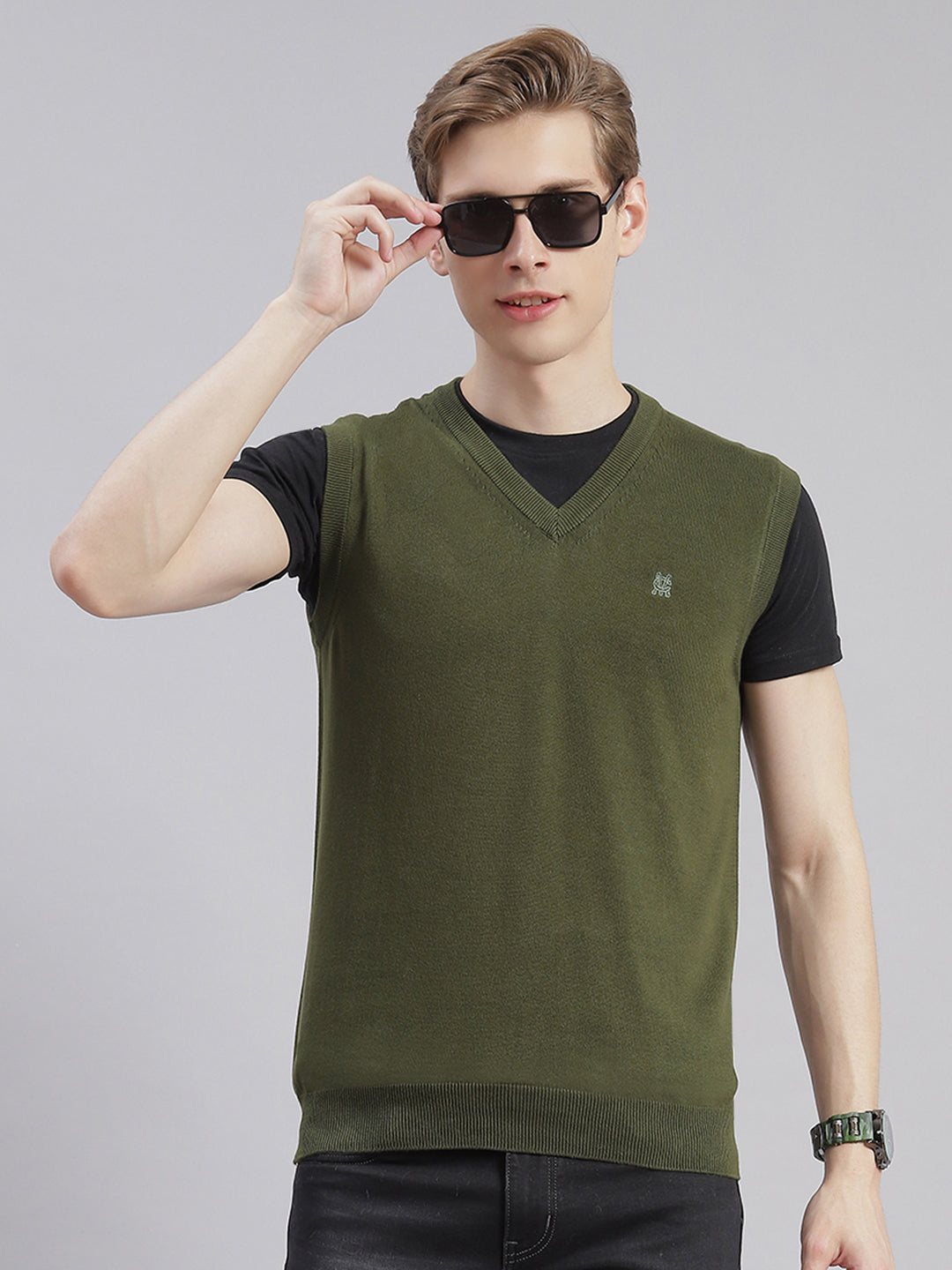 Men Olive Solid V Neck Sleeveless Sweaters/Pullovers