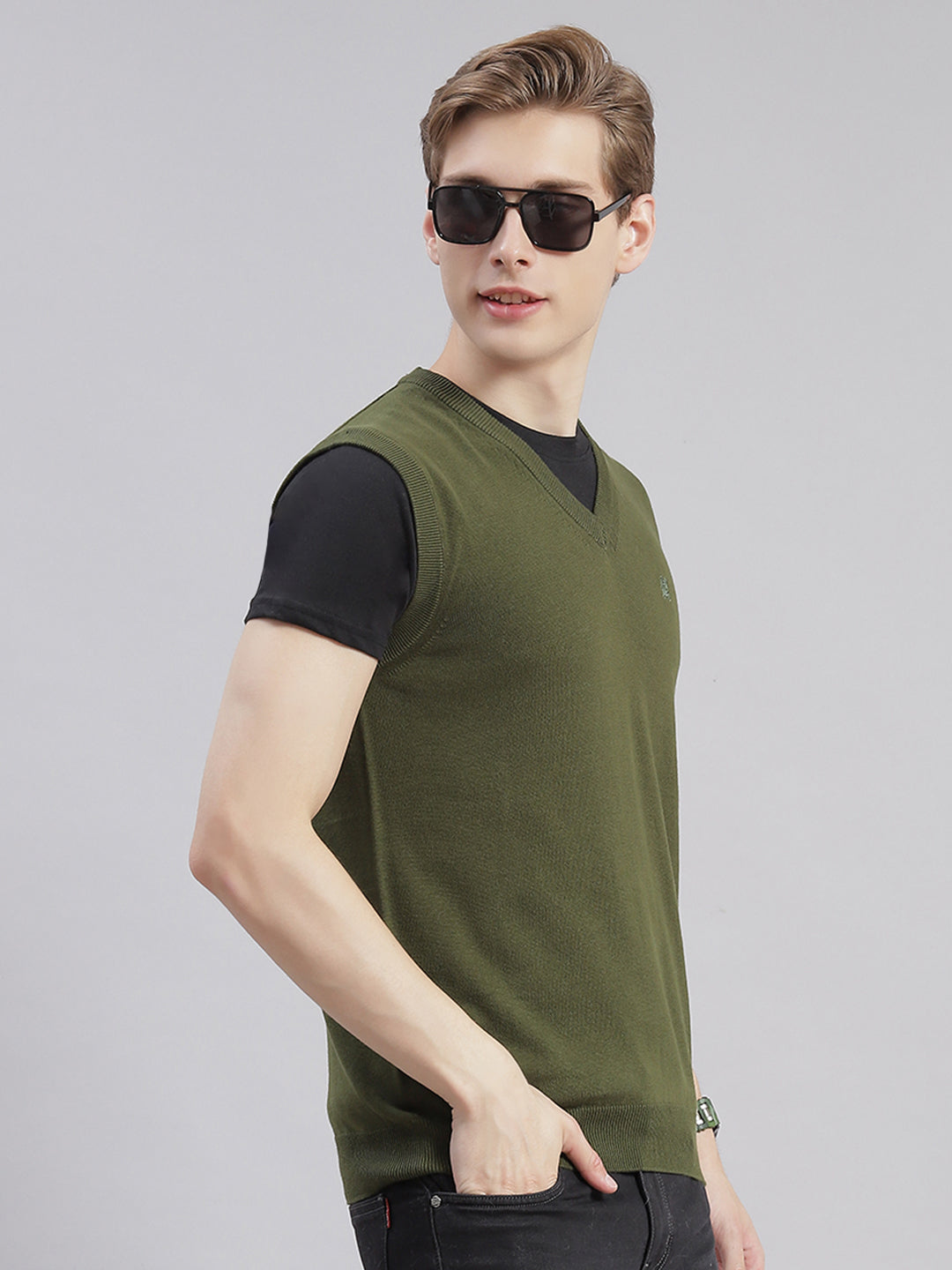 Men Olive Solid V Neck Sleeveless Sweaters/Pullovers