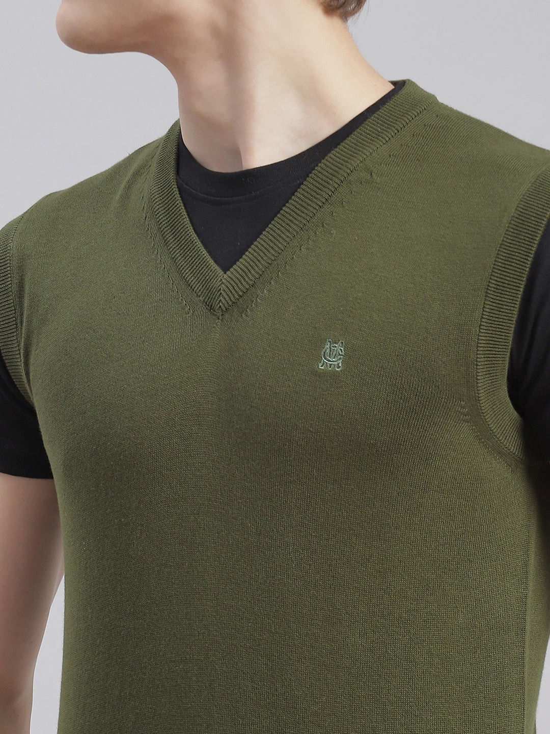 Men Olive Solid V Neck Sleeveless Sweaters/Pullovers