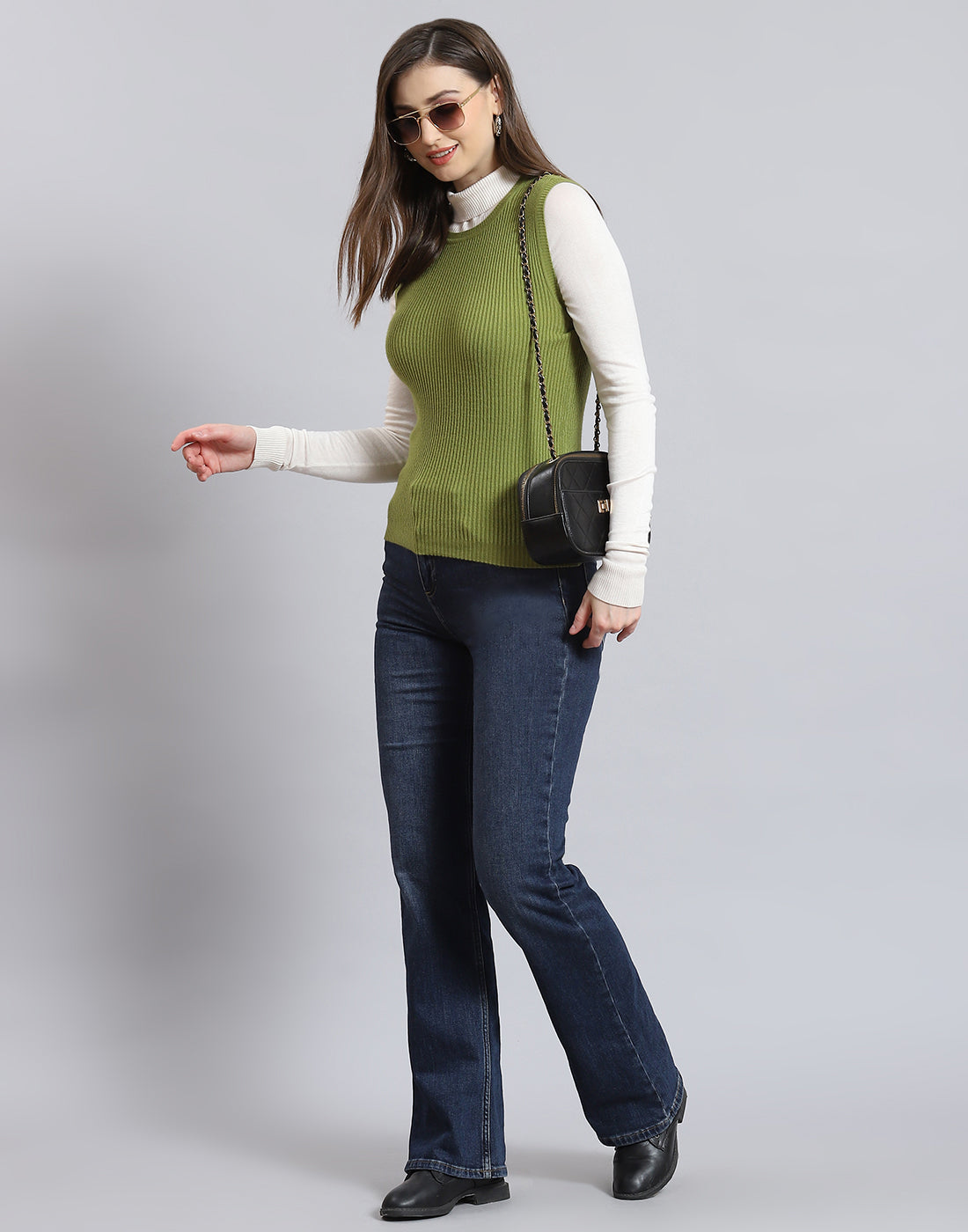 Women Green Solid Round Neck Sleeveless Sweater