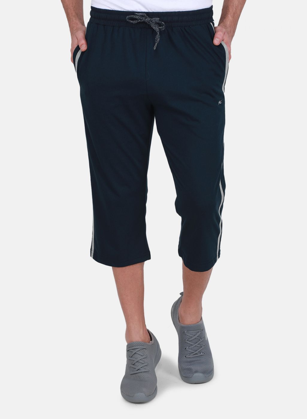 Men NAvy Blue Solid Capri