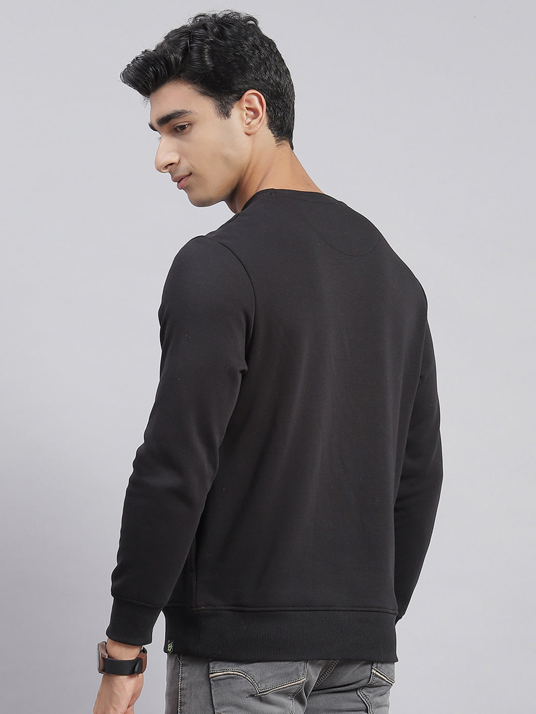 Men Black Solid Round Neck Full Sleeve Sweatshirts