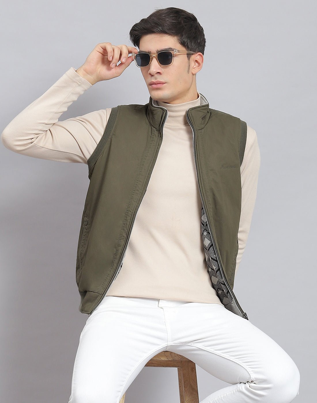 Men Olive Solid Stand Collar Sleeveless Jacket