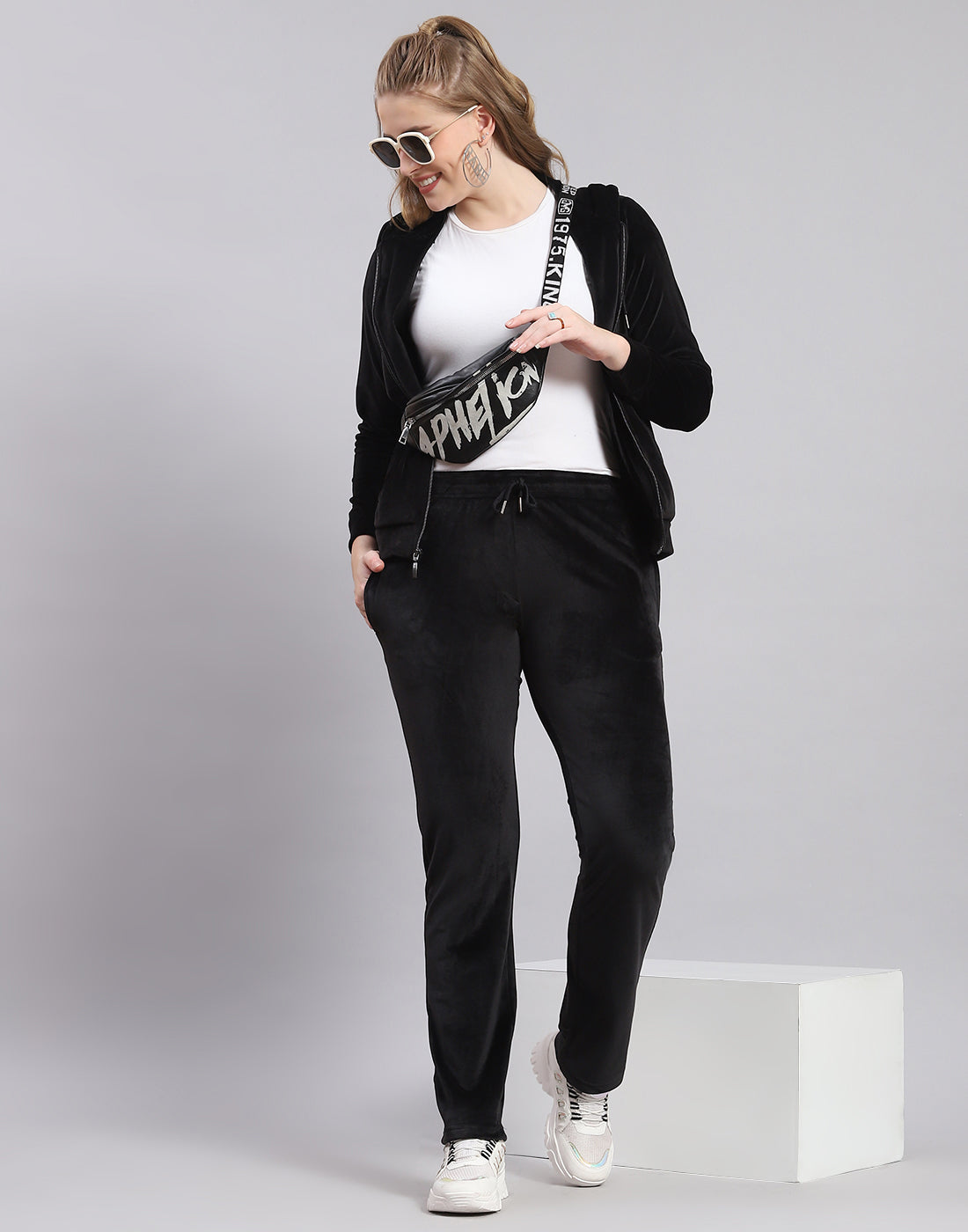 Women Black Solid Hooded Full Sleeve Tracksuit