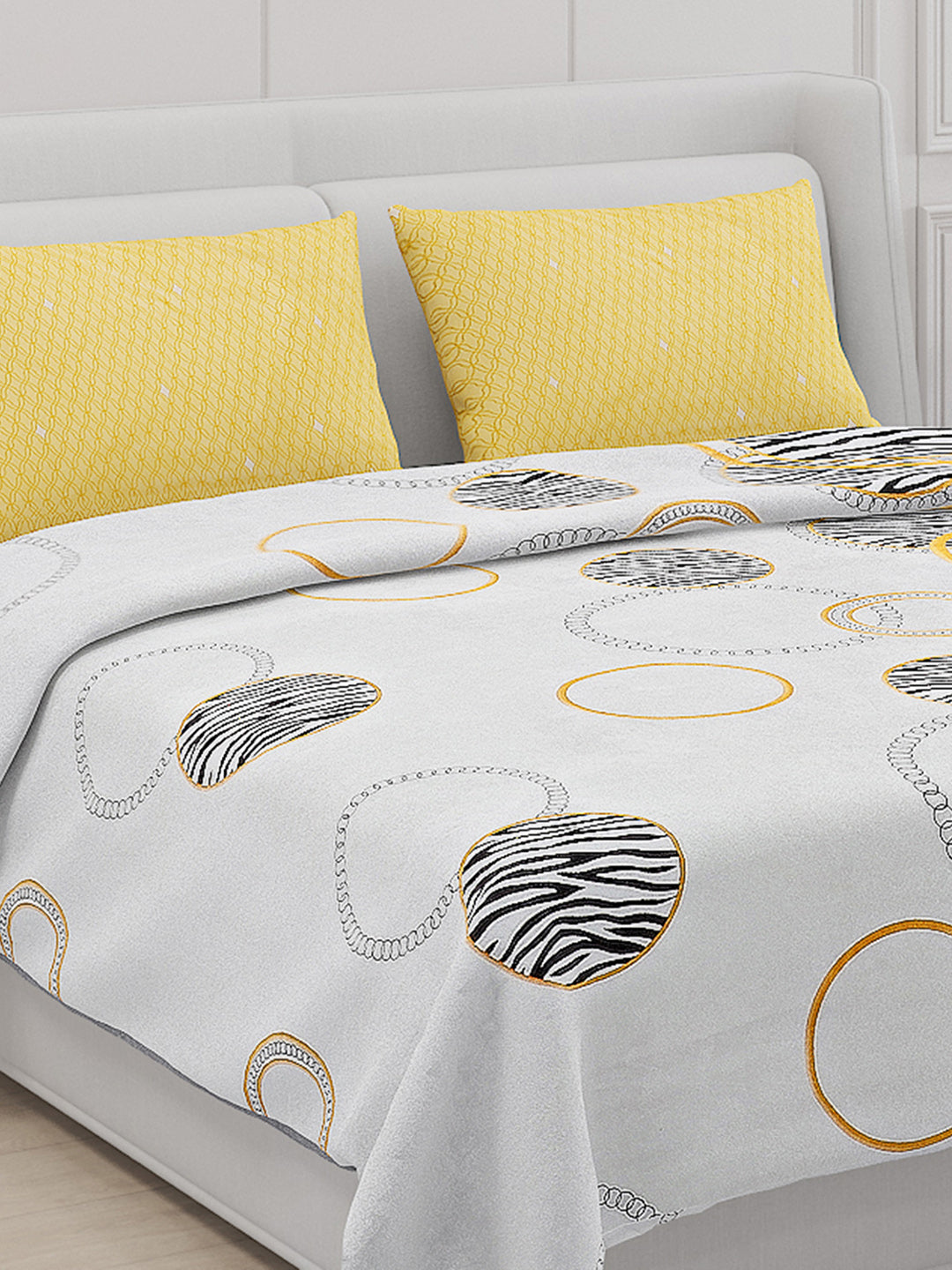 130 GSM Polyester Double Bed Bedsheet with 2 Pillow Covers