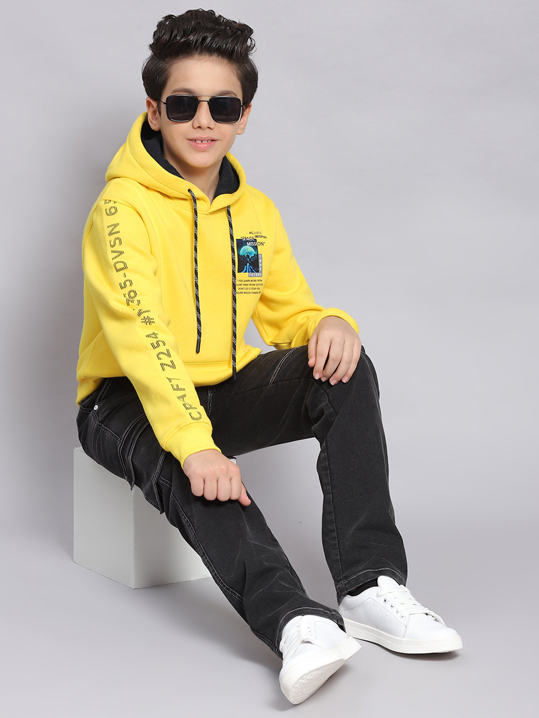 Boys Yellow Printed Hooded Full Sleeve Sweatshirt